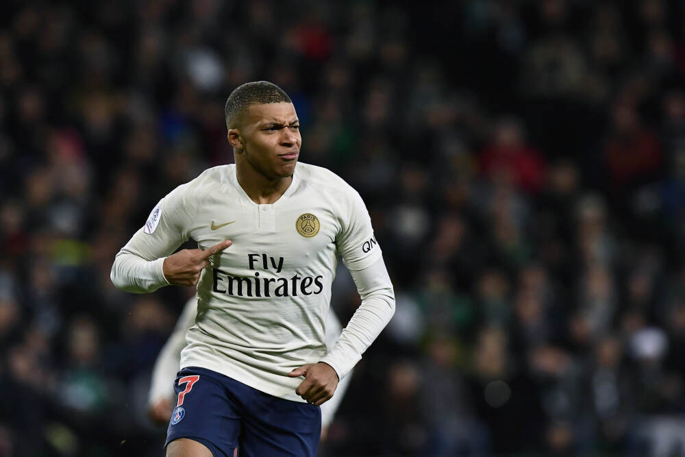 一己之力摧毁敌人后防夺冠：被曼联放弃的年轻锋霸，正在找回自己